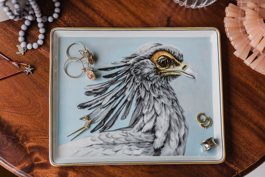 Bandeja de Vista Alegre con un ave exótica en grande, un uso diferente que gracias a este estilismo de By Ana Laborda, se convierte en una bandeja para la mesilla de noche