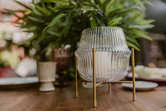 Estilismo fotográfico diseñado y creado para Los Peñotes por By Ana Laborda. Una mesa con aire oriental en su composición, inspirada en los bambús que tiene situados como fondo.